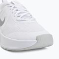 Damen Trainingsschuhe Nike MC Trainer 3 white/photon dust/metallic platinum 7