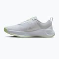 Damen Trainingsschuhe Nike MC Trainer 3 Weiß/Metallic Silber/Bleiche Volt 2
