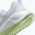 Damen Trainingsschuhe Nike MC Trainer 3 Weiß/Metallic Silber/Bleiche Volt 9