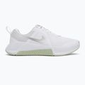 Damen Trainingsschuhe Nike MC Trainer 3 Weiß/Metallic Silber/Bleiche Volt 2