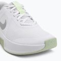 Damen Trainingsschuhe Nike MC Trainer 3 Weiß/Metallic Silber/Bleiche Volt 7