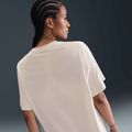 Nike Sportswear Essential leichtes Knochen-T-Shirt für Frauen 8