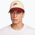 Basecap Nike Club Unstructured Futura Wash light khaki/team crimson/team crimson