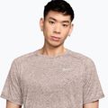 Laufshirt für Herren Nike Stride ADV silt red 3