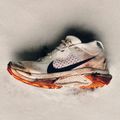 Damen-Laufschuhe Nike ACG Zegama Trail summit white/phantom/safety orange/schwarz 8