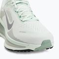 Laufschuhe für Damen Nike Vomero 18 barely green/steam/metallic silver 7