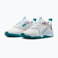 Nike Omni Multi-Court Schuhe in Off-White/Energy/Glacier Blue 11