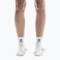 On Performance Run Mid weiß/glacier Socken 4