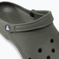 Crocs Classic Herren Pantoletten in staubigem Oliv 9