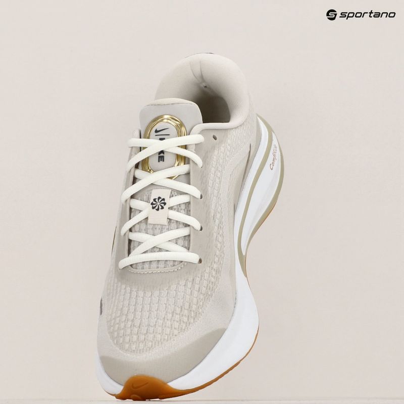 Laufschuhe Damen Nike Journey Run phantom/sail/gum light brown/neutral olive 9