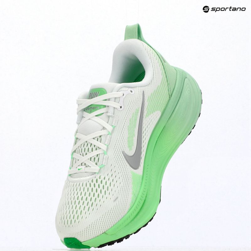 Laufschuhe für Damen Nike Vomero 18 white/illusion green/metallic silver 18