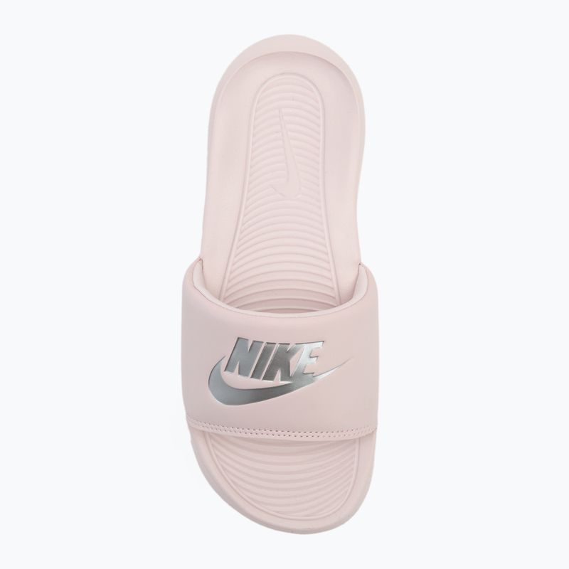 Nike Victori One Slide Damen Flip Flops kaum rosa/kaum rosa/metallisch silber 5