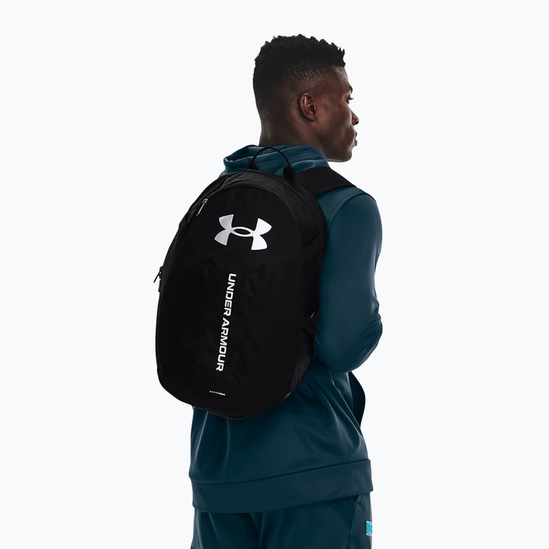 Under Armour Hustle Lite 26,5 l schwarz/schwarz/metallisch silberner urbaner Rucksack 8