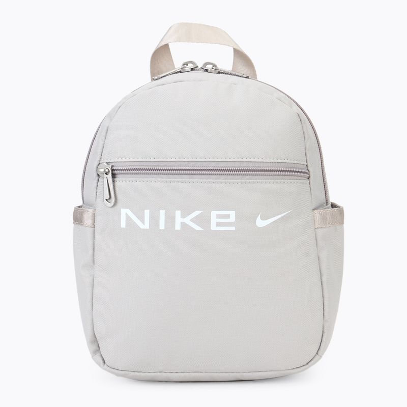 Damen Nike Sportswear Futura Mini 6 l helles Eisenerz/helles Eisenerz/weißer urbaner Rucksack