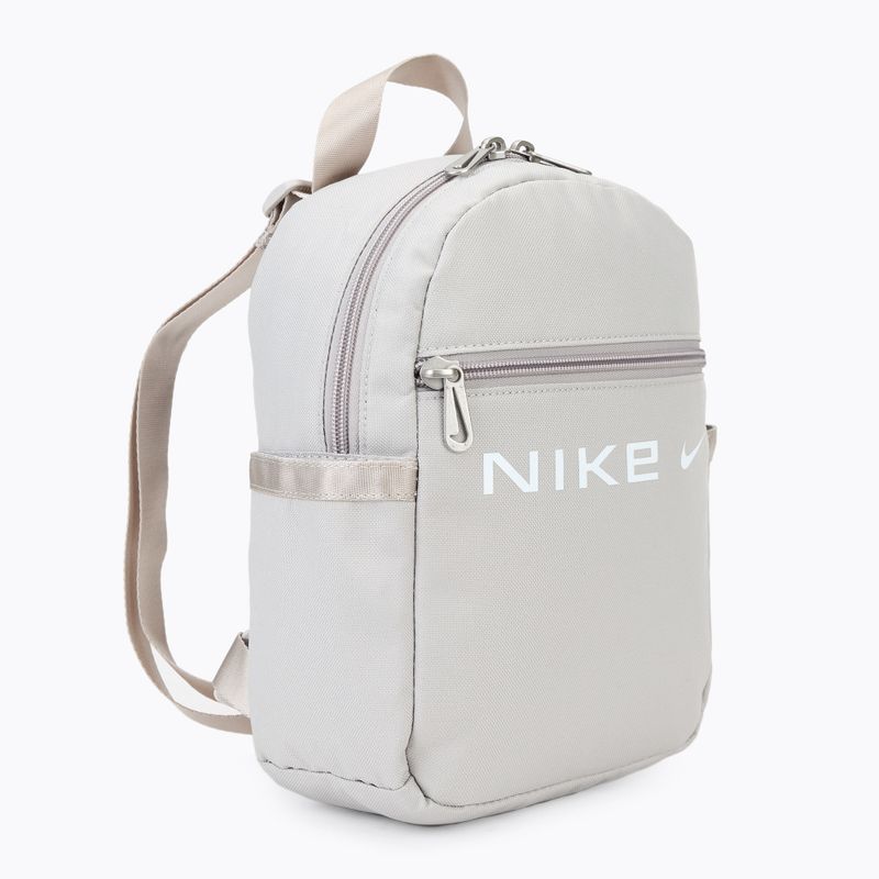 Damen Nike Sportswear Futura Mini 6 l helles Eisenerz/helles Eisenerz/weißer urbaner Rucksack 2