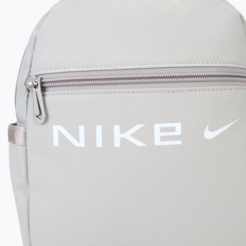 Damen Nike Sportswear Futura Mini 6 l helles Eisenerz/helles Eisenerz/weißer urbaner Rucksack 4