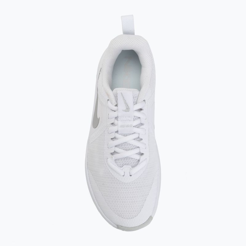 Damen Trainingsschuhe Nike MC Trainer 3 white/photon dust/metallic platinum 5
