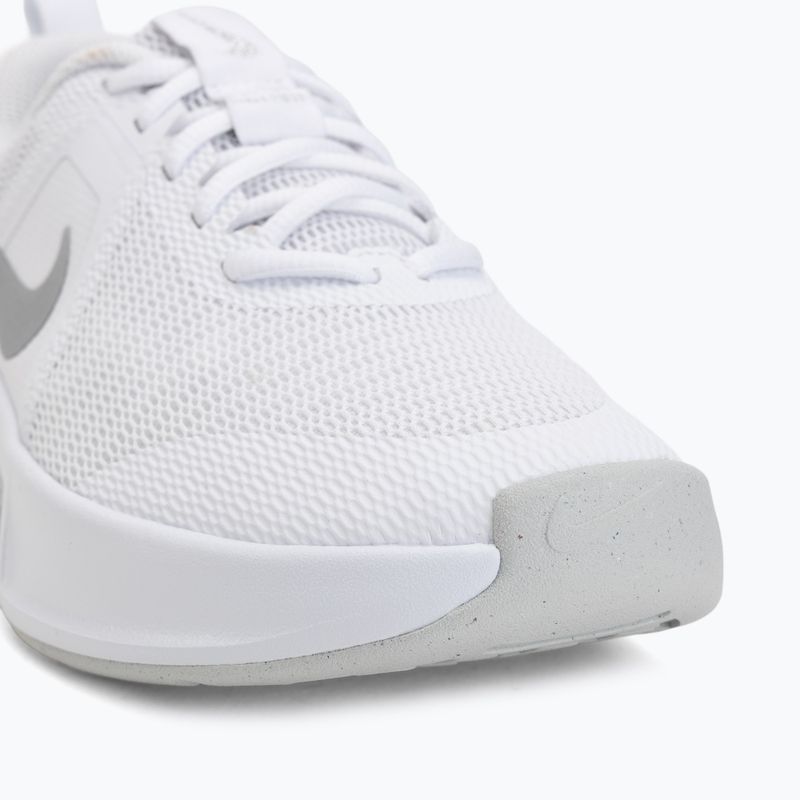 Damen Trainingsschuhe Nike MC Trainer 3 white/photon dust/metallic platinum 7