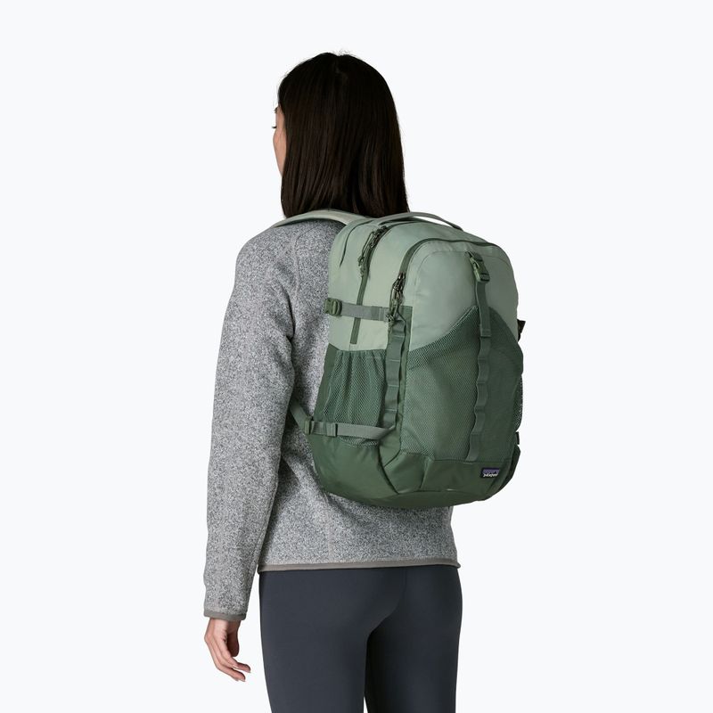 Wanderrucksack Patagonia Refugio Day 30 l cover green 2