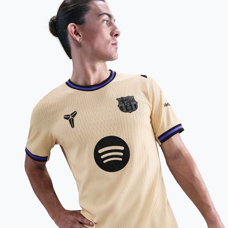 Herren-Fußballtrikot Nike FC Barcelona 2025/26 Match Away Team Gold/Team Gold/Persian Violet/Black 4
