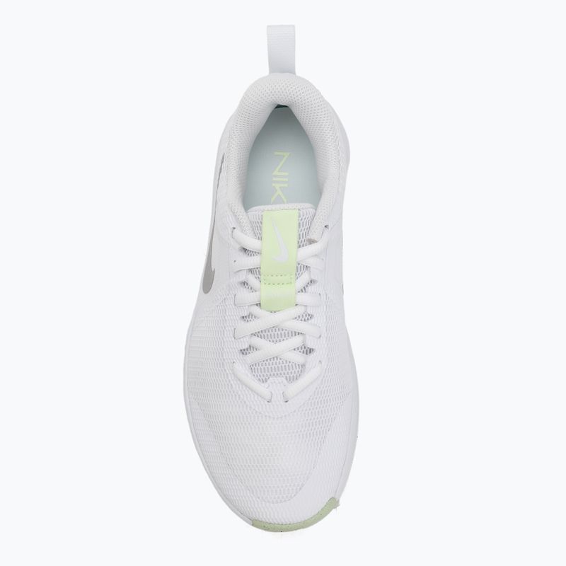 Damen Trainingsschuhe Nike MC Trainer 3 Weiß/Metallic Silber/Bleiche Volt 5