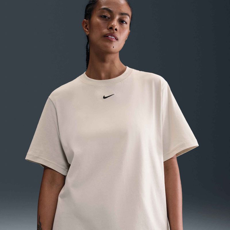 Nike Sportswear Essential leichtes Knochen-T-Shirt für Frauen 4