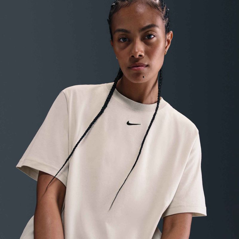 Nike Sportswear Essential leichtes Knochen-T-Shirt für Frauen 7