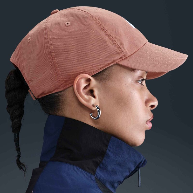 Nike Club Unstructured Futura Wash rose gold/weiß Baseballkappe 8