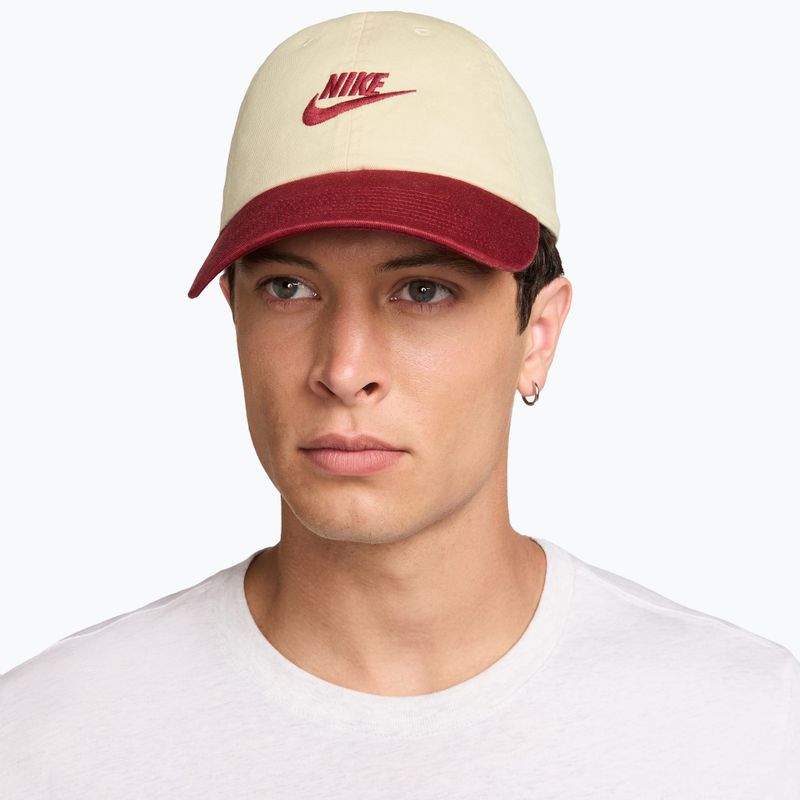 Basecap Nike Club Unstructured Futura Wash light khaki/team crimson/team crimson
