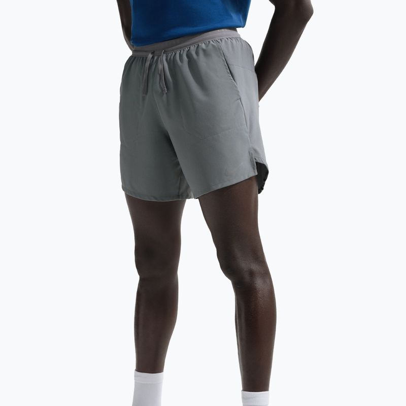 Laufshorts für Herren Nike Stride Dri-Fit Brief-Lined 7" smoke grey