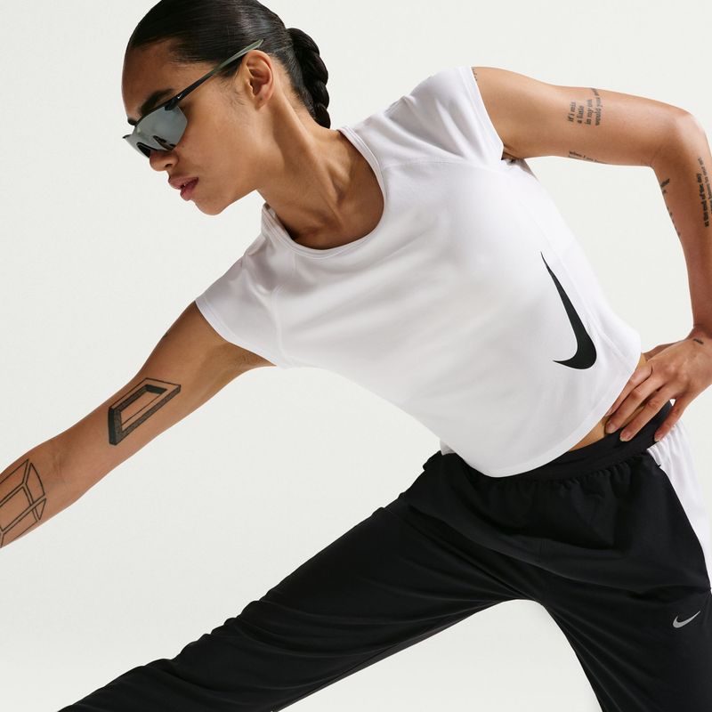 Damen-Laufshirt Nike Swoosh Run Dri-Fit white/photon dust/black 6