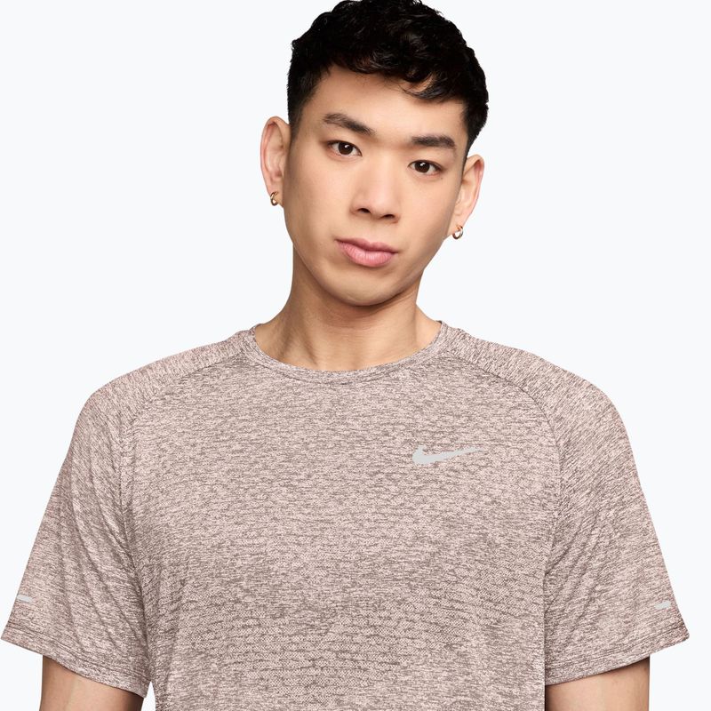Laufshirt für Herren Nike Stride ADV silt red 3