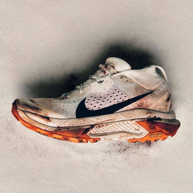 Damen-Laufschuhe Nike ACG Zegama Trail summit white/phantom/safety orange/schwarz 8