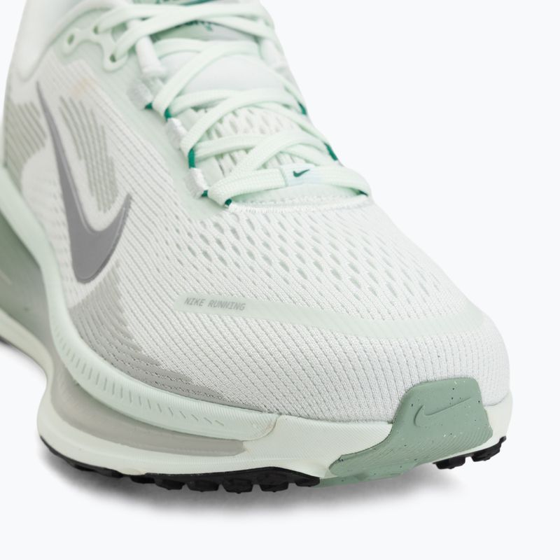 Laufschuhe für Damen Nike Vomero 18 barely green/steam/metallic silver 7