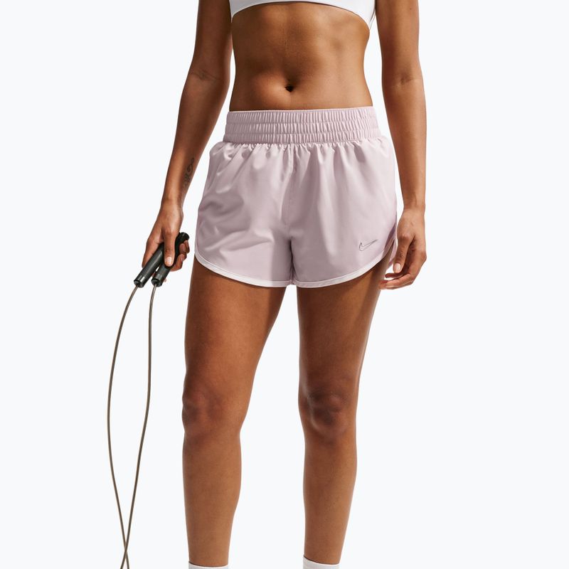 Damen Trainingsshorts Nike One Woven Brief-Lined platinum violet/sail 5