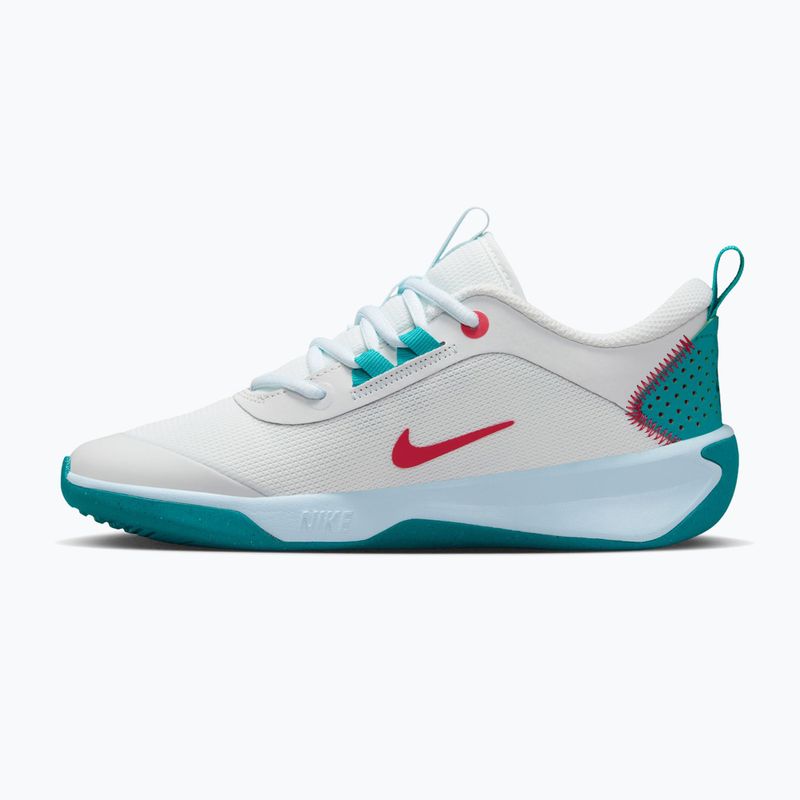 Nike Omni Multi-Court Schuhe in Off-White/Energy/Glacier Blue 9