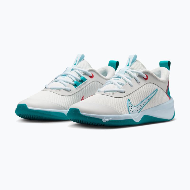 Nike Omni Multi-Court Schuhe in Off-White/Energy/Glacier Blue 11