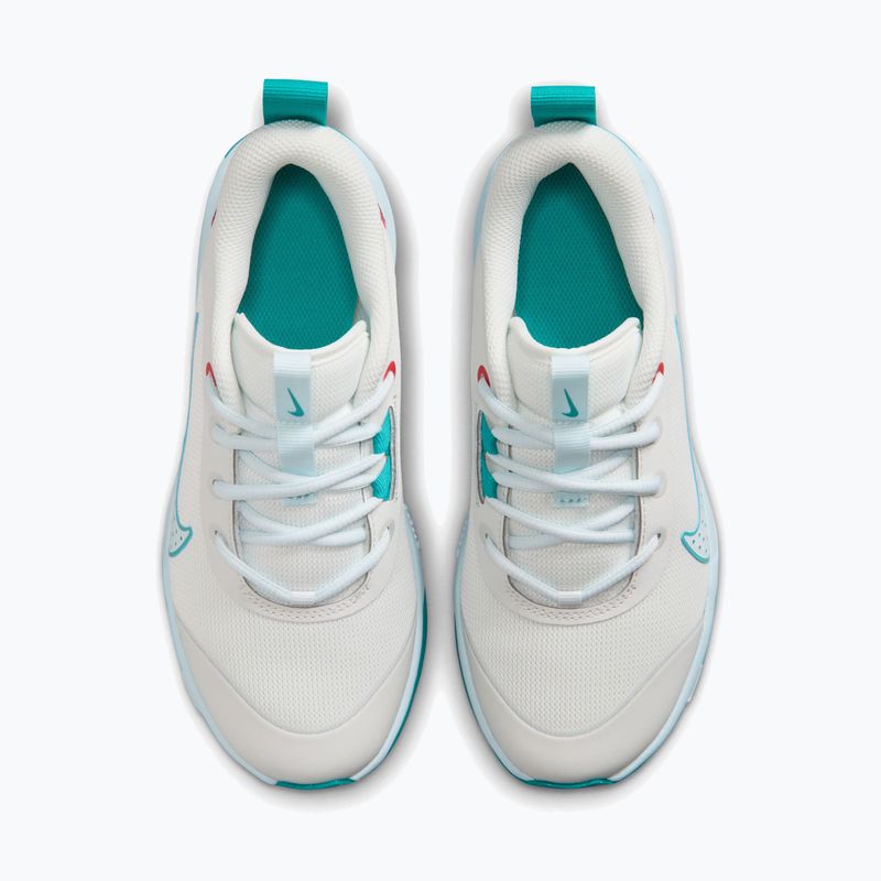Nike Omni Multi-Court Schuhe in Off-White/Energy/Glacier Blue 13