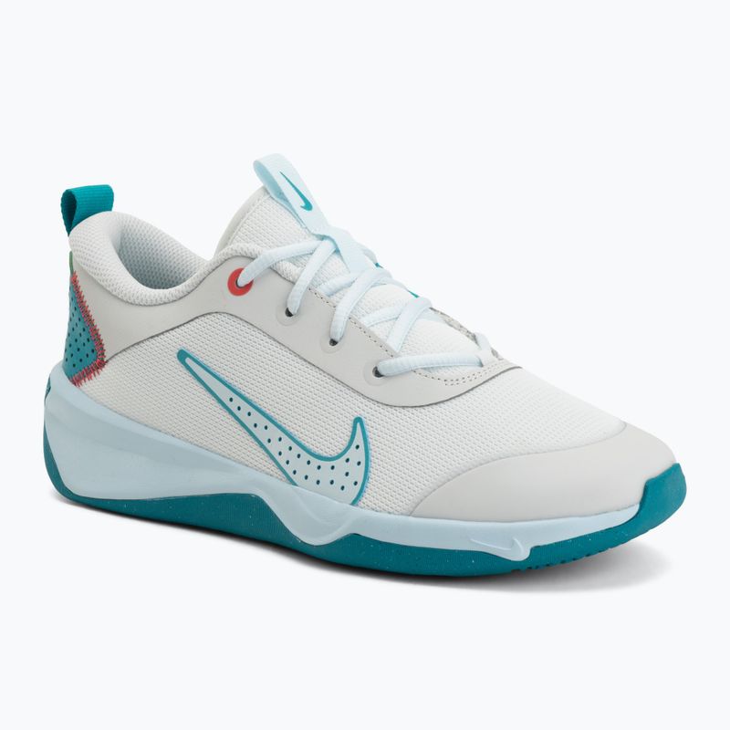 Nike Omni Multi-Court Schuhe in Off-White/Energy/Glacier Blue