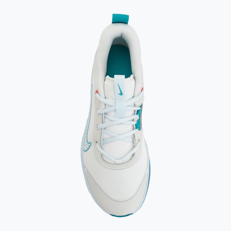 Nike Omni Multi-Court Schuhe in Off-White/Energy/Glacier Blue 5