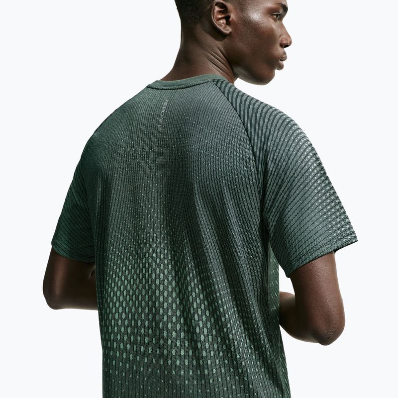 Herren-Laufshirt Nike Stride black/light green spark 5
