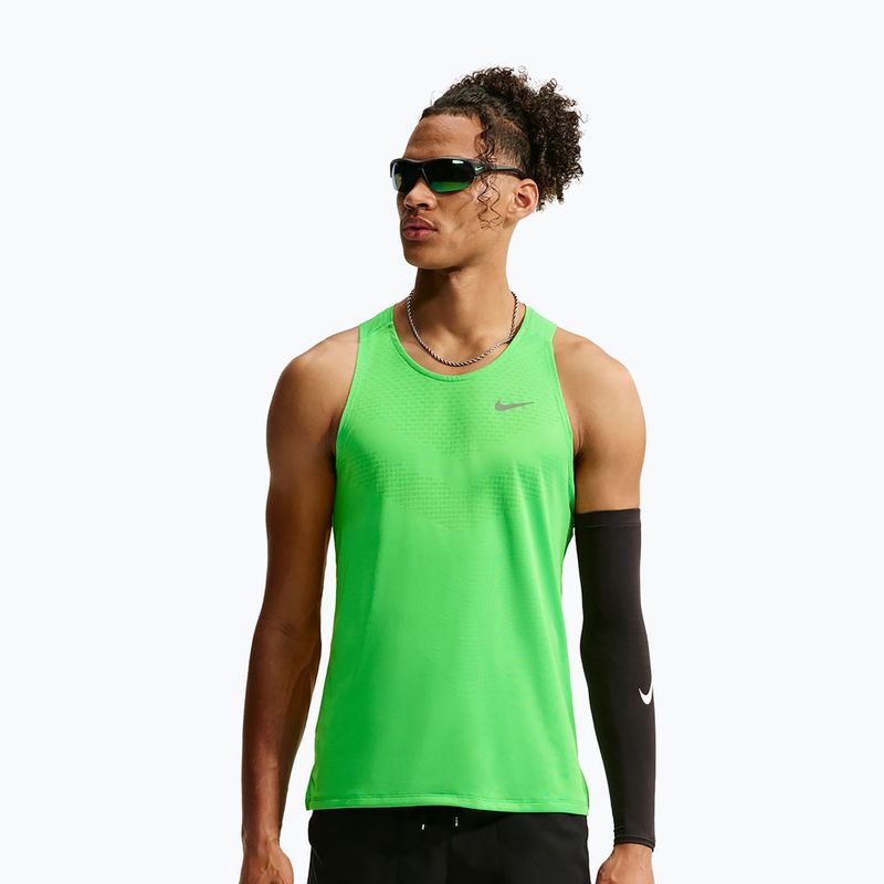 Herren-Laufshirt Nike Stride green spark