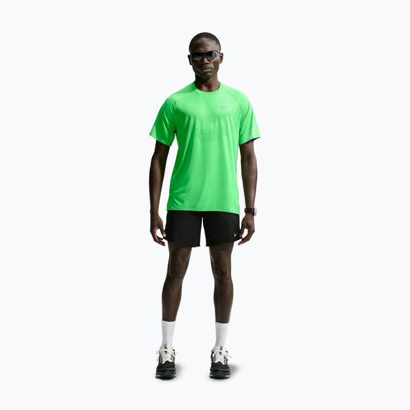 Herren-Laufshirt Nike Stride green spark 2