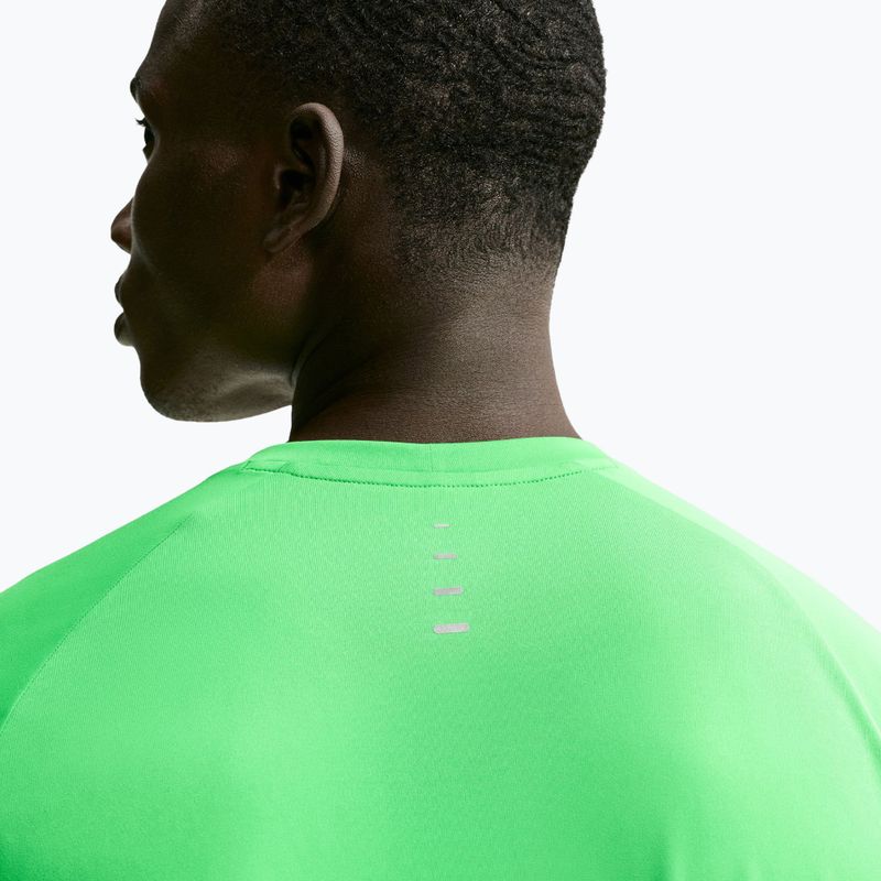 Herren-Laufshirt Nike Stride green spark 5
