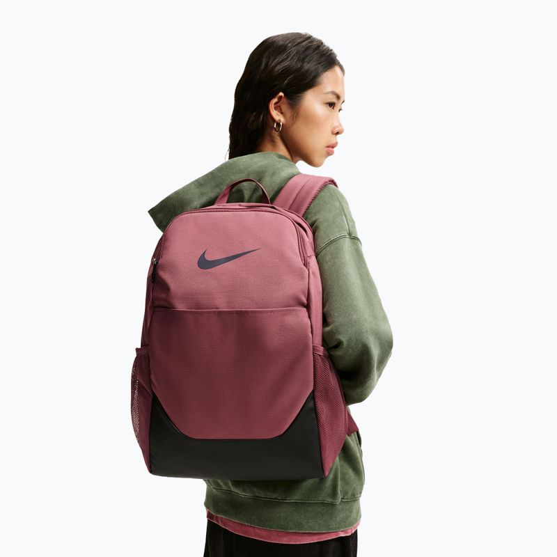 Rucksack Nike Brasilia 24 l pink smoke/black/gridiron 10