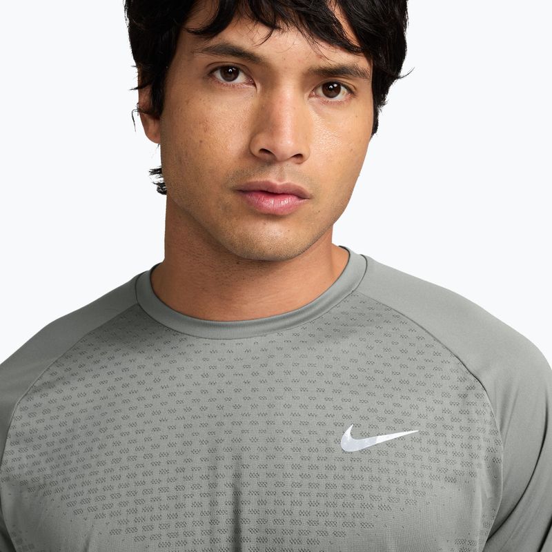 Herren-Laufshirt Nike Stride grey fog 3