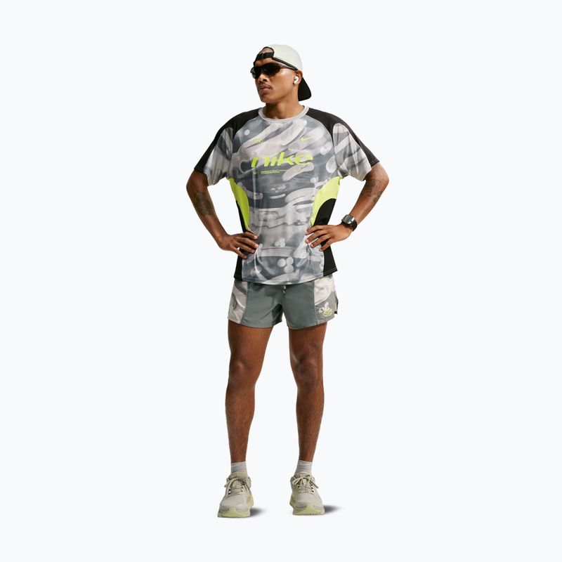 Herren-Laufshirt Nike Dri-FIT Printed SS smoke grey/black/light lemon twist 2