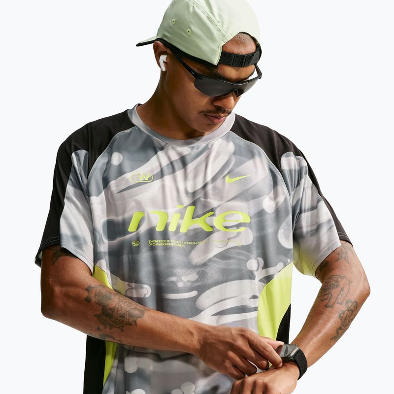 Herren-Laufshirt Nike Dri-FIT Printed SS smoke grey/black/light lemon twist 4