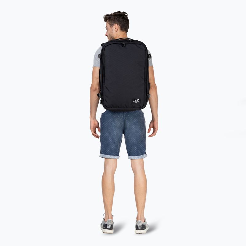 CabinZero Classic Pro 42 l absolut schwarzer Wanderrucksack 10