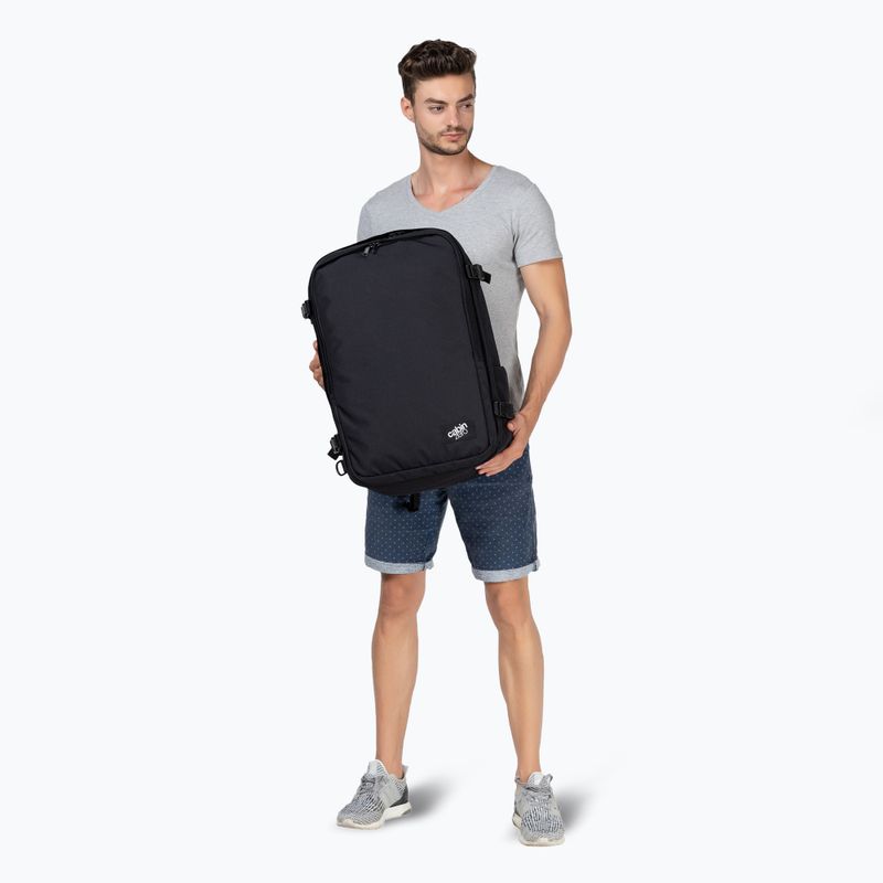 CabinZero Classic Pro 42 l absolut schwarzer Wanderrucksack 14